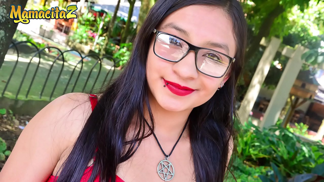 Convinces a Colombian saleswoman to fuck on camera